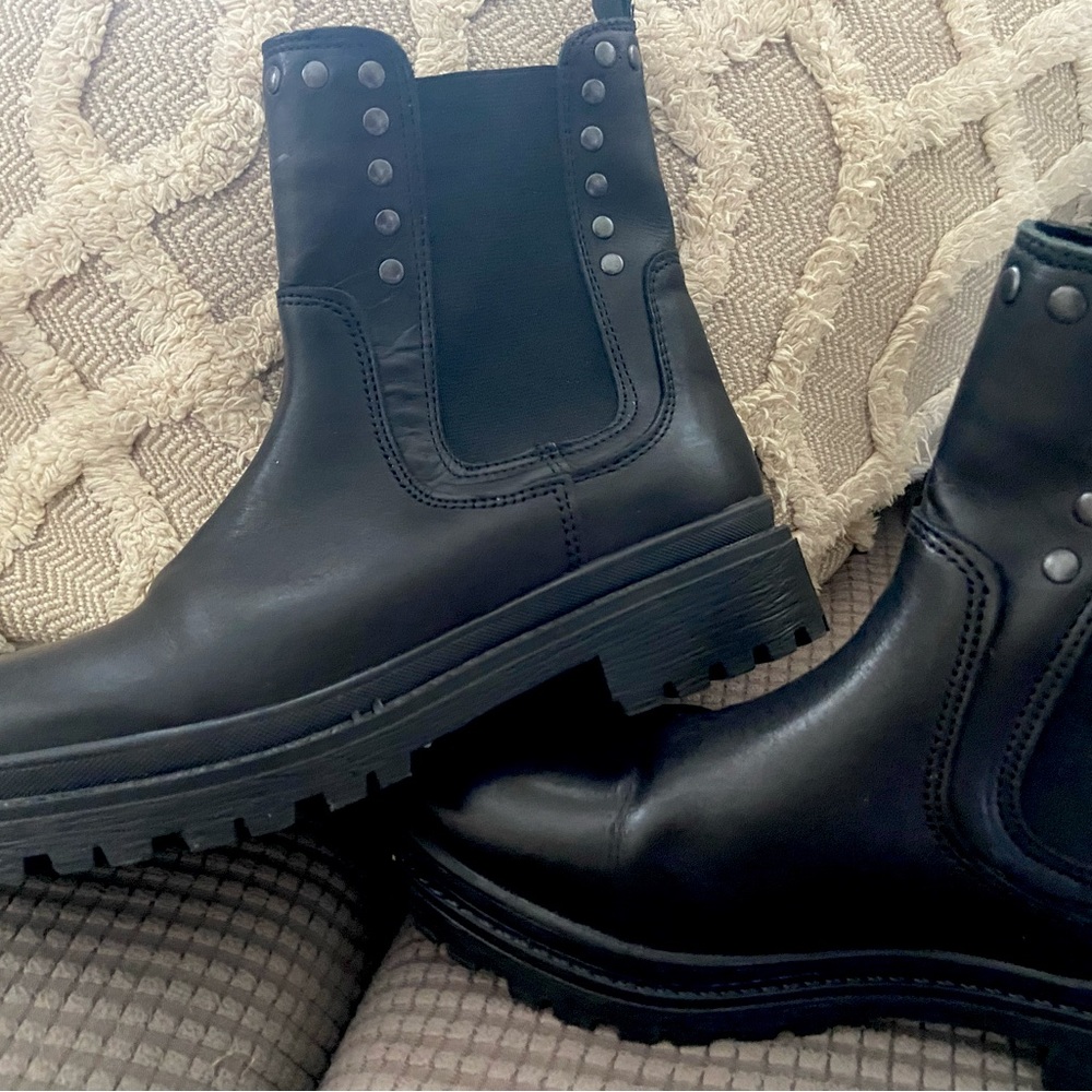 Brand New Black Danassa  Boots 7-1/2 Free Shipping